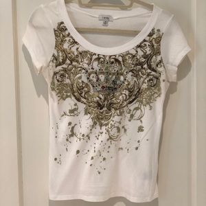 Fitted white tee with gold and multicolored crown
